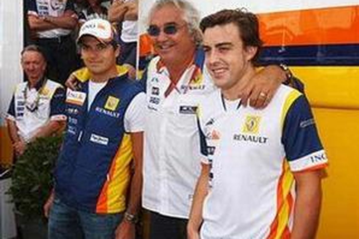 Flavio Briatore (tengah) prihatin dengan kondisi F1 sekarang. banyak yang mesti dibenahi