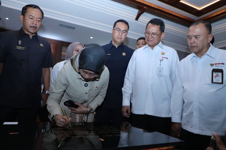 Menteri Pendayagunaan Aparatur Negara dan Reformasi Birokrasi (PANRB) Rini Widyantini dalam kunjungan kerja ke Pulau Bali.