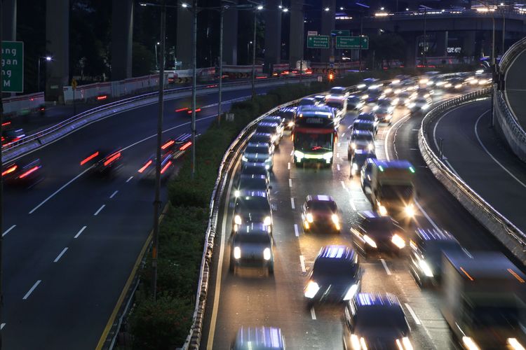 Lalu lintas kendaraan di Tol Dalam Kota Jakarta tampak padat pada jam pulang kerja di hari ketiga pemberlakuan pembatasan sosial berskala besar (PSBB) tahap dua, Rabu (16/9/2020). Pembatasan kendaraan bermotor melalui skema ganjil genap di berbagai ruas Ibu Kota resmi dicabut selama PSBB tahap dua.