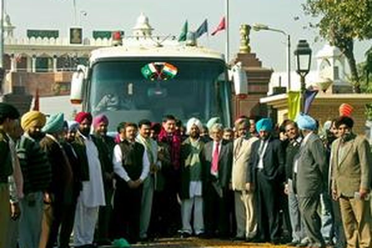 Bus bersejarah itu pun tiba di wilayah India. 