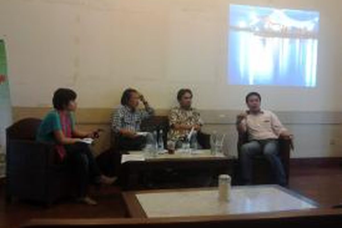 Profesor dari IPB Dwi Andreas Santosa (kedua dari kiri), Peneliti Oxfam untuk KRKP Said Abdullah, dan Asisten Staf Khusus Presiden Bidang Ekonomi dan Pembangunan Rizal Edy Halim dalam sebuah diskusi Ketahanan Pangan di Cikini, Jakarta, Minggu (27/10/2013).