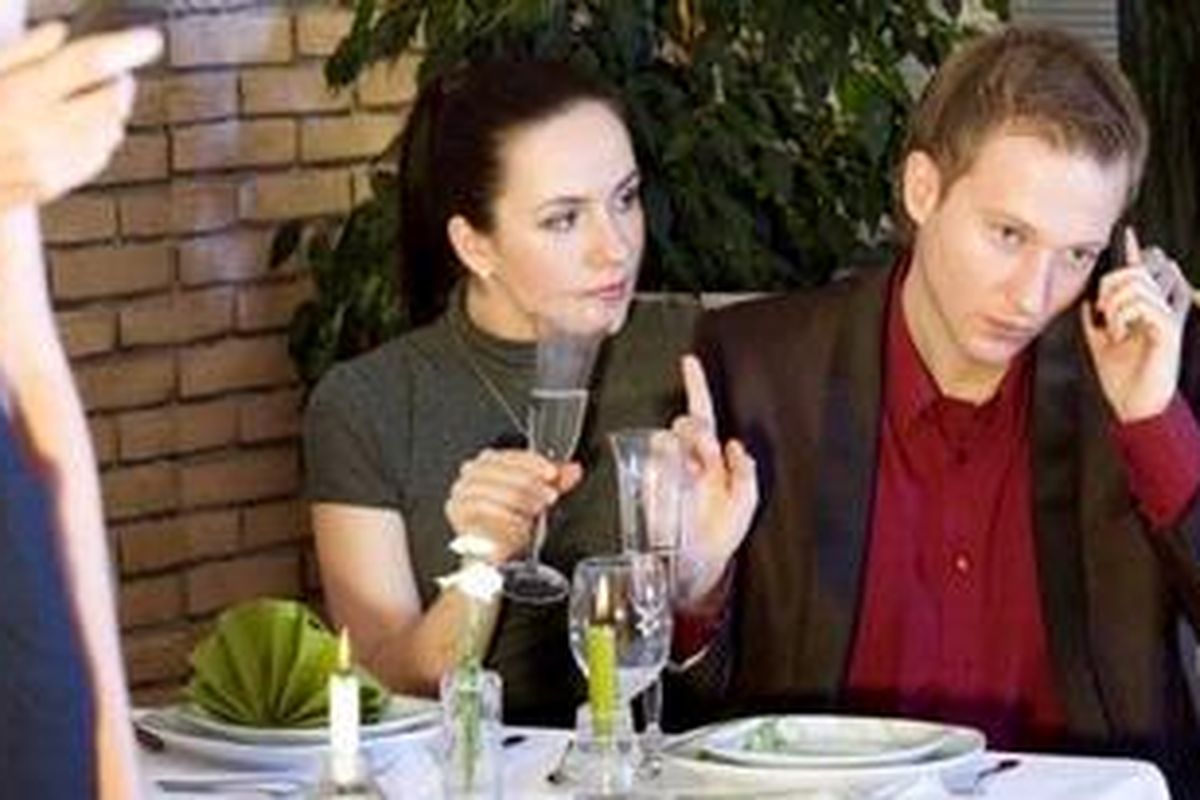 Si dia masih sering menerima SMS atau telepon dari sang mantan tanpa memedulikan perasaan Anda.