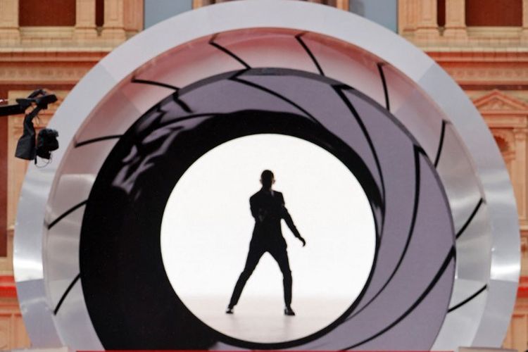 Aktor asal Inggris Daniel Craig berdiri dengan latar belakang logo James Bond yang ikonik, pada premiere film No Time to Die di Royal Albert Hall, London, pada 28 September 2021.