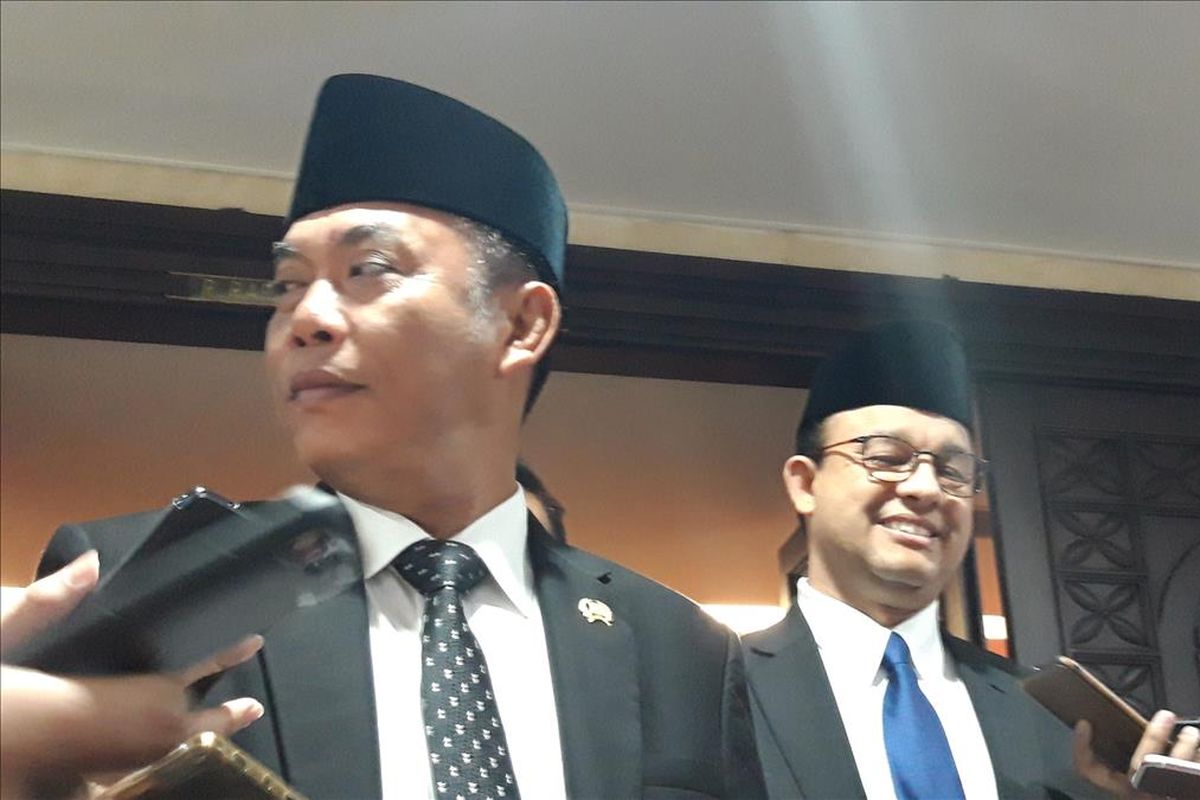 Ketua DPRD DKI Jakarta Prasetyo Edi Marsudi dan Gubernur DKI Jakarta Anies Baswedan di Gedung DPRD, Senin (1/7/2019)
