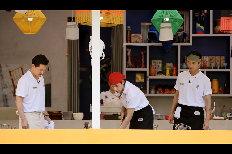 (Dari kiri) Lee Seo Jin, V BTS, Park Seo Joon dalam reality show Jinny's Kitchen.