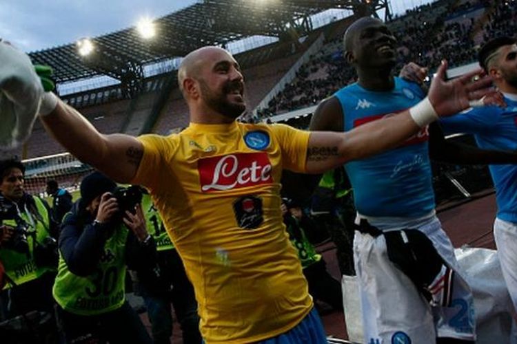 Pepe Reina merayakan kemenangan Napoli atas Carpi, Minggu (7/2/2016). 