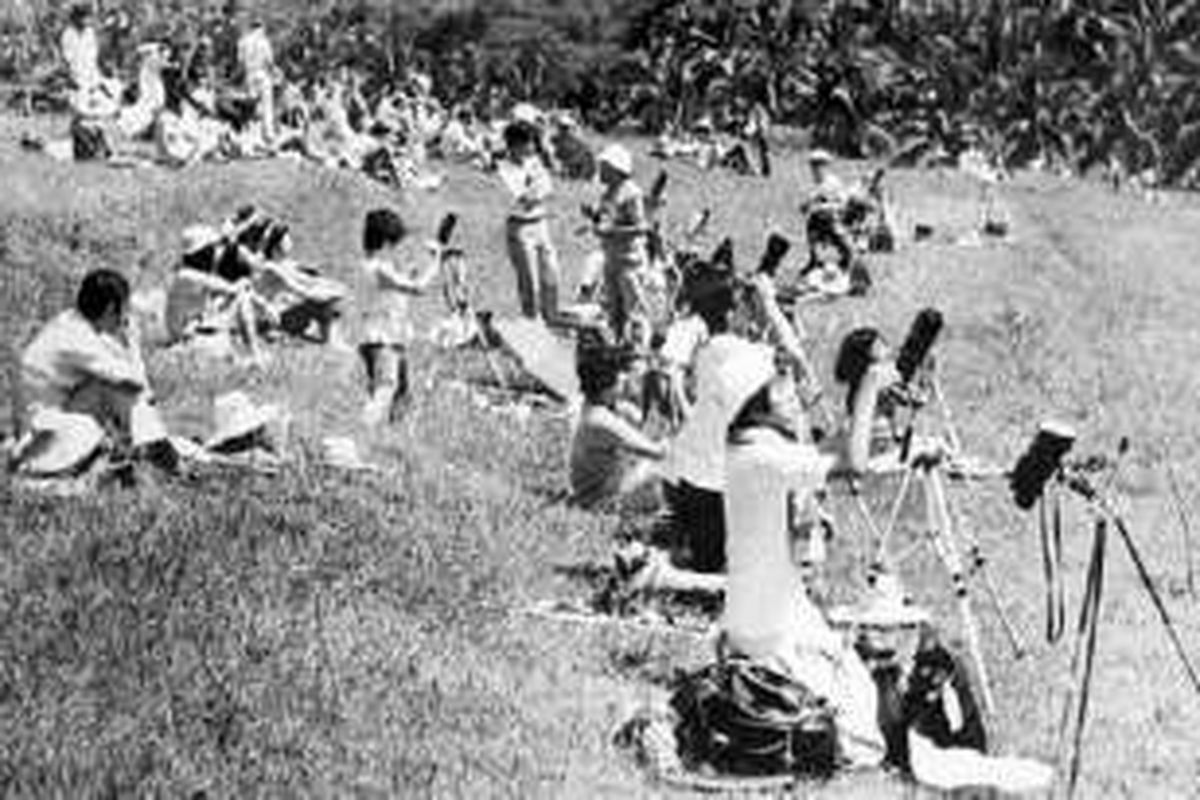 Astronom asing beramai-ramai memotret Matahari yang sedang mengalami gerhana total di Bukit Dagi, sekitar Candi Borobudur, Jawa Tengah, 11 Juni 1983.