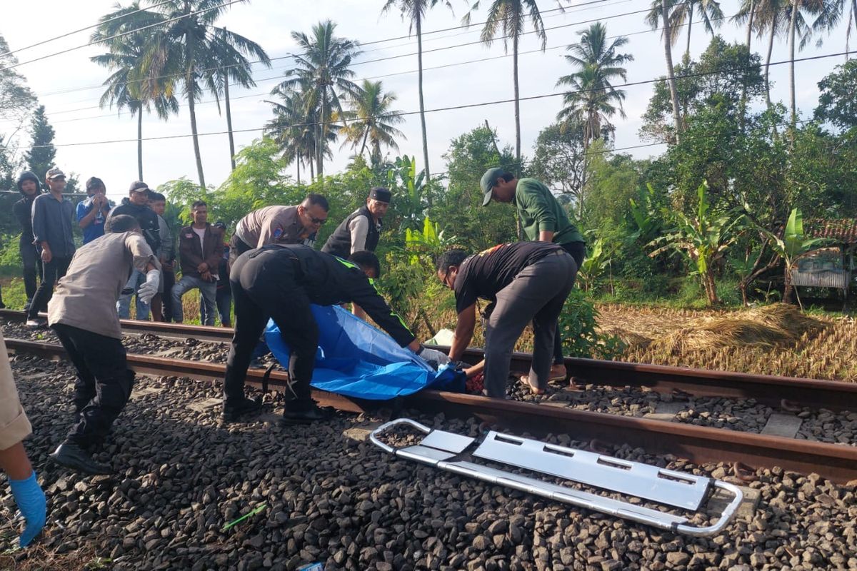 Dokumentasi petugas kepolisian saat berada dilokasi kejadian tewasnya A (41 tahun) setelah tertabrak kereta di Kampung Bojongloa Rt24 Rw08, Desa Sukamantri, Kecamatan Cisaat Kabupaten Sukabumi pada Kamis (2/10/2025) sekitar pukul 05.20 WIB.