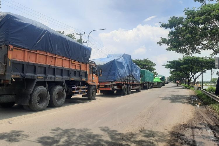 Kemacetan terjadi di Jalur Pantura Pati-Rembang, tepatnya di Kecamatan Kaliori, Kabupaten Rembang, Jawa Tengah, Jumat (3/3/2023)