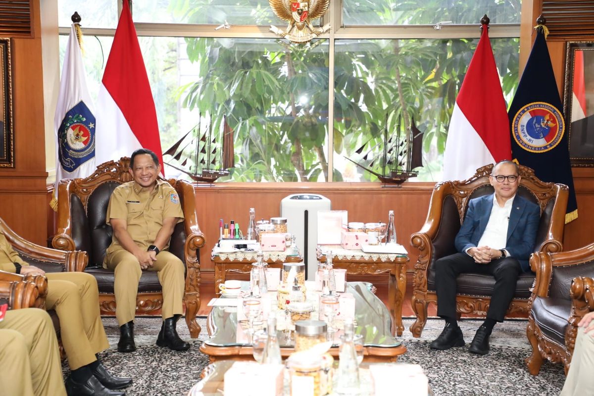 Menteri Dalam Negeri (Mendagri) Muhammad Tito Karnavian menerima kunjungan Menteri Pelindungan Pekerja Migran Indonesia (P2MI) Mukhtarudin beserta jajarannya di Kantor Kementerian Dalam Negeri (Kemendagri), Jakarta, Selasa (7/10/2025).