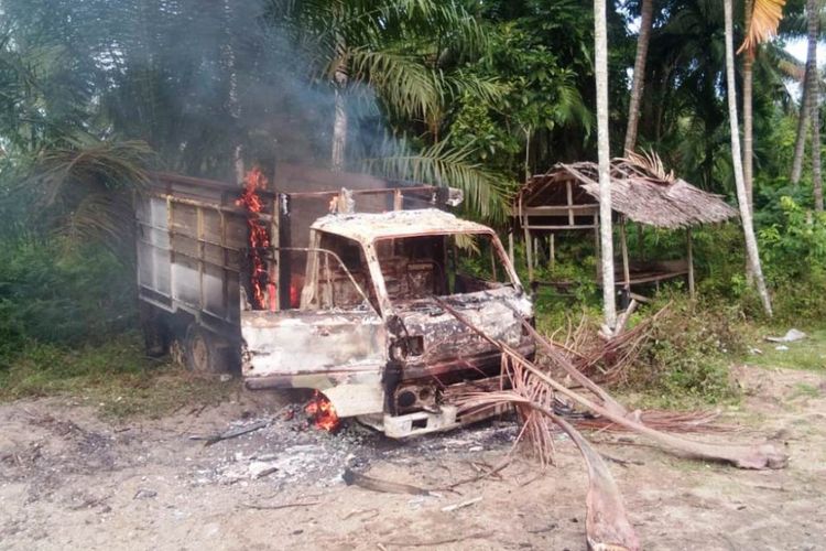 Mobil diduga milik pencuri sapi dibakar massa di Desa Blang Nie Kecamatan Simpang Ulim, Kabupaten Aceh Timur Jumat (18/1/2019)