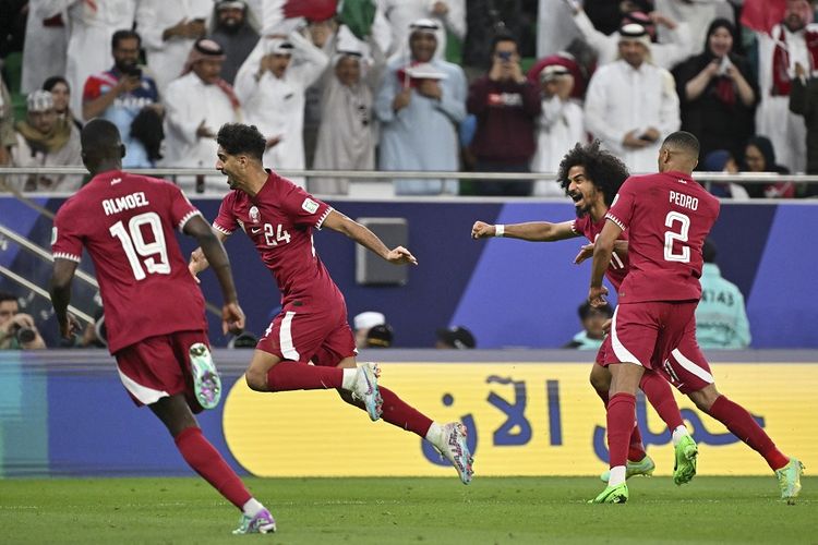 Bek Qatar Jassem Gaber berselebrasi dengan rekan satu timnya usai mencetak gol pertama pada pertandingan semifinal Piala Asia 2023 Qatar antara Iran dan Qatar di Stadion al-Thumama di Doha pada 7 Februari 2024. (Foto oleh HECTOR RETAMAL / AFP )