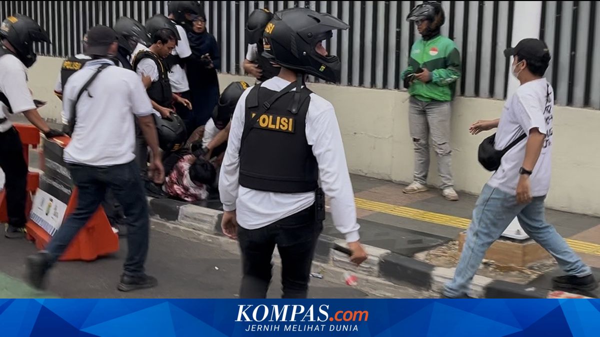 Clashes Break Out as Protesters Try to Reach Jakarta’s Bundaran HI