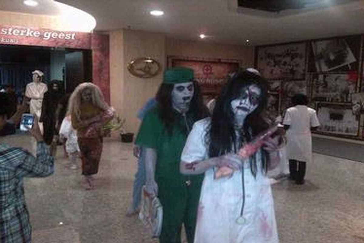 Selama musim libur Lebaran, disediakan wahana rumah hantu di lantai enam Tunjunagn Plasa Surabaya, Jawa Timur, mulai Minggu (19/8/2012).