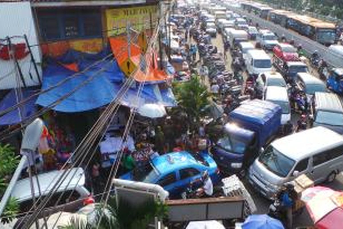 Pintu masuk Pasar Jatinegara di Jalan Matraman Raya sebabkan kemacetan lalu lintas di kawasan tersebut. Selain itu, parkir sepanjang bahu jalan turut menyebabkan kemacetan. Sabtu (31/5/2014).