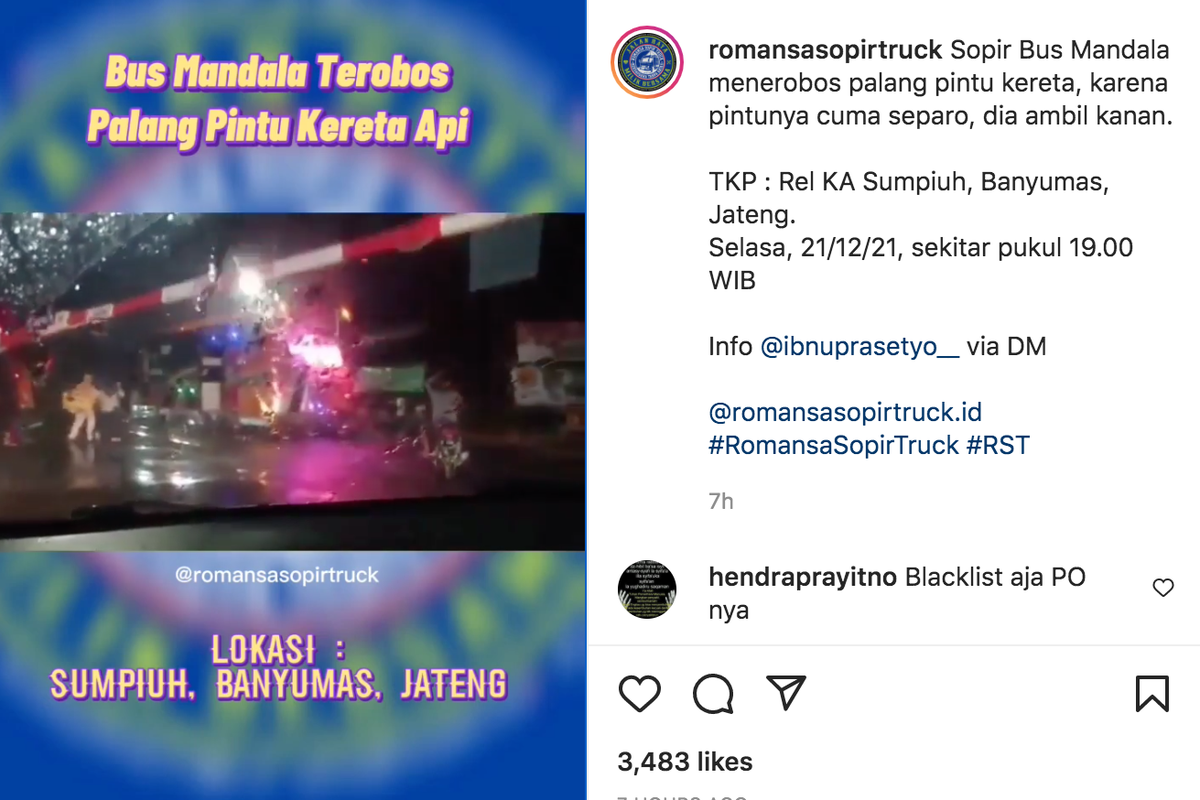 Bus nekat terobos palang perlintasan kereta api