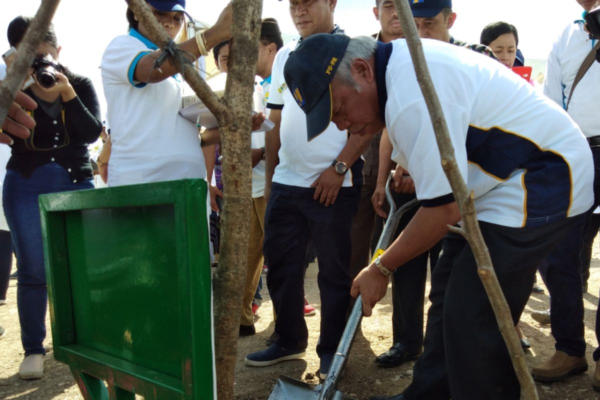 Menteri Pekerjaan Umum dan Perumahan Rakyat (PUPR) Basuki Hadimuljono, saat menanam anakan pohon di sekitar areal Bendungan Raknamo, Desa Raknamo, Kecamatan Amabi Oefeto, Kabupaten Kupang, NTT, Selasa (28/11/2017)    