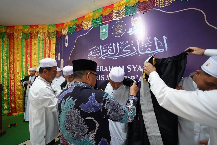 Gubernur Riau  Edy Natar Nasution dalam  acara penyerahan syahadah Majelis Al Quran Riau (Maqari) angkatan ke-2 pada Minggu, (3/12/2023).
