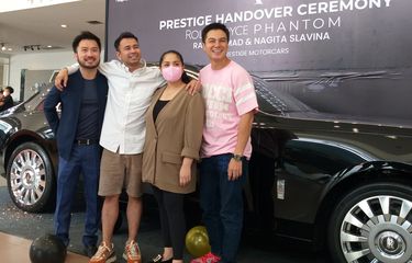 Presenter Raffi Ahmad dalam acara penyerahan mobil Rolls Rolls Royce Phantom untuk Nagita Slavina, yang ia beli dari pengusaha Rudy Salim, di kawasan Pluit, Jakarta Utara, Minggu (19/6/2022).