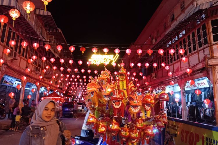 Suasana malam perayaan Cap Go Meh di Singkawang, Kalimantan Barat, Senin (14/02/2022).