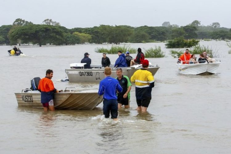 Penduduk yang terdampak banjir dievakuasi dari Townsville, Queensland, Australia, pada Senin (4/2/2019). (AFP)