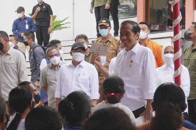 Presiden Joko Widodo saat menyerahkan bantuan BLT BBM kepada warga penerima manfaat di Saumlaki, Kepulauan Tanimbar, Maluku, Jumat (2/9/2022)