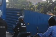 Sopir Kurang Konsentrasi, Truk Trailer Bermuatan Peti Kemas Terbalik di Pluit