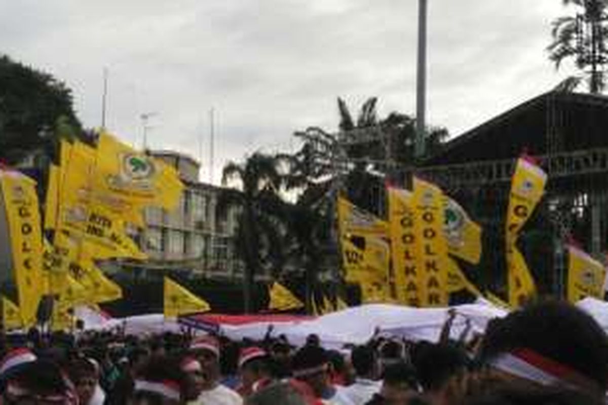 Bendera partai politik mendominasi aksi 