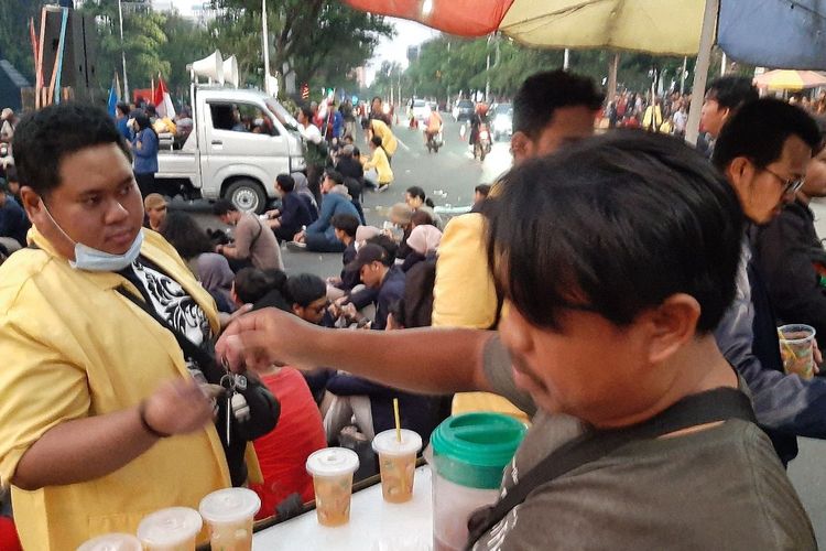 Yanto penjual es teh keliling saat aksi demo di depan Kantor Gubernur Jateng, Rabu (13/4/2022)