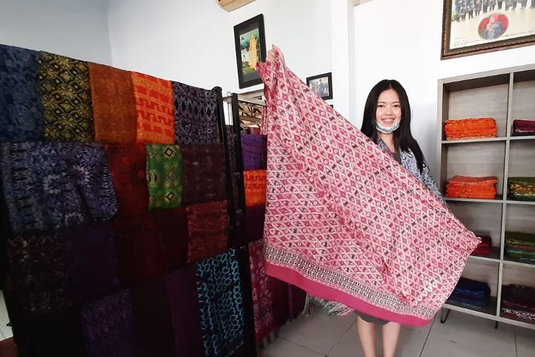 Assriana Kennadiani saat memperlihatkan batik Banten motif Sebakingking