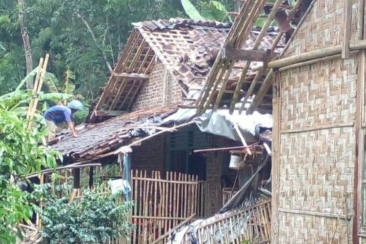 Angin puting beliung menerjang Desa Keduren, Kecamatan Purwodadi, Purworejo, Jawa Tengah. Sebanyak 10 rumah mengalami kerusakan parah akibat angin kencang tersebut.