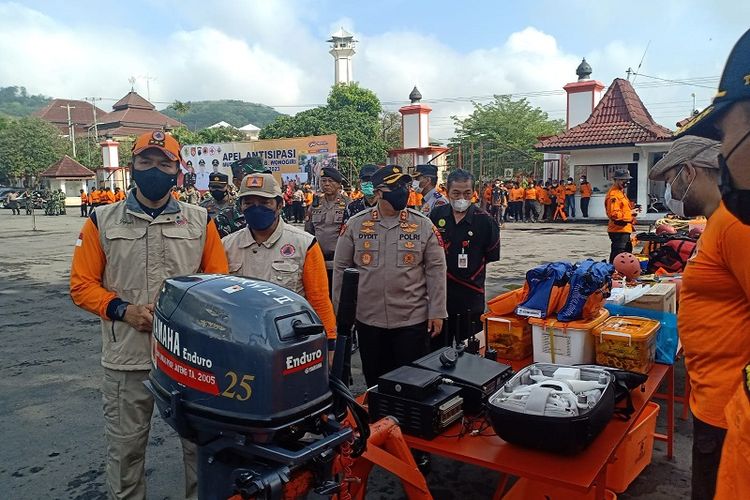 Bupati Wonogiri Joko Sutopo bersama dengan Kapolres Wonogiri AKBP Dydit Dwi Susanto dan Kepala BPBD Bambang Hariyanto mengecek secara langsung kesiapan alat untuk antisipasi penanganan bencana alam di Kabupaten Wonogiri dalam memasuki musim penghujan 2022/2023, Kamis (20/10/2022). 