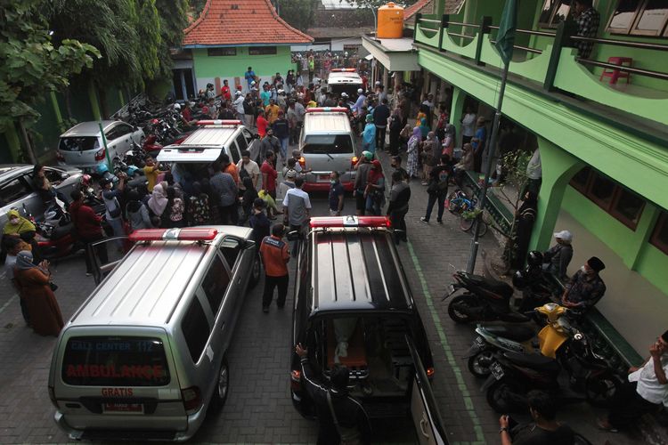 Petugas dan warga mengangkat jenazah korban kecelakaan bus pariwisata untuk dishalatkan sebelum dimakamkan di Makam Islam Benowo, Surabaya, Jawa Timur, Senin (16/5/2022).  Menurut data dari Polda Jawa Timur bus pariwisata bernomor polisi S 7322 UW yang mengalami kecelakaan di KM 712+400 jalur A Tol Surabaya - Mojokerto (Sumo) tersebut mengakibatkan 14 penumpangnya meninggal dunia dan belasan penumpang lainnya mengalami luka-luka.