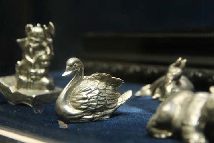 Pernak-pernik dari timah, salah satu koleksi di Museum Timah Indonesia