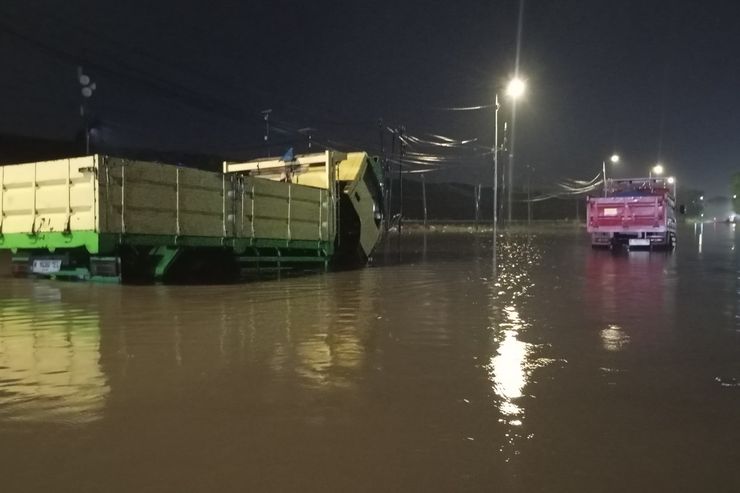 Jalan Raya Porong Tergenang Banjir, 2 Truk Terjebak dan Puluhan Motor Mogok