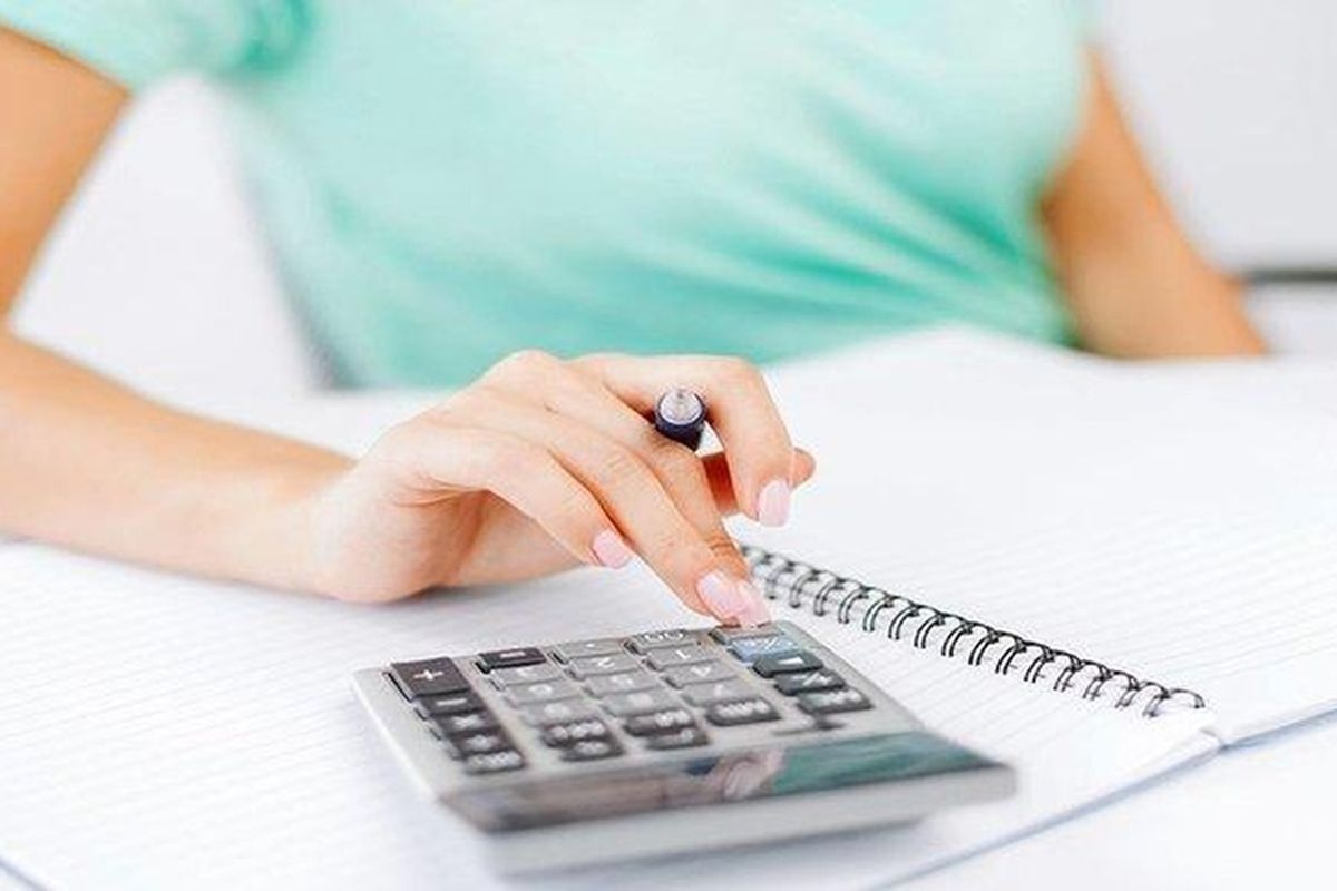 Ilustrasi mengumpulkan data untuk klaim polis asuransi bisnis.