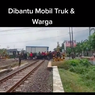 Video Viral Mobil Box Terjebak di Tengah Rel Kereta Api, Ini Ceritanya
