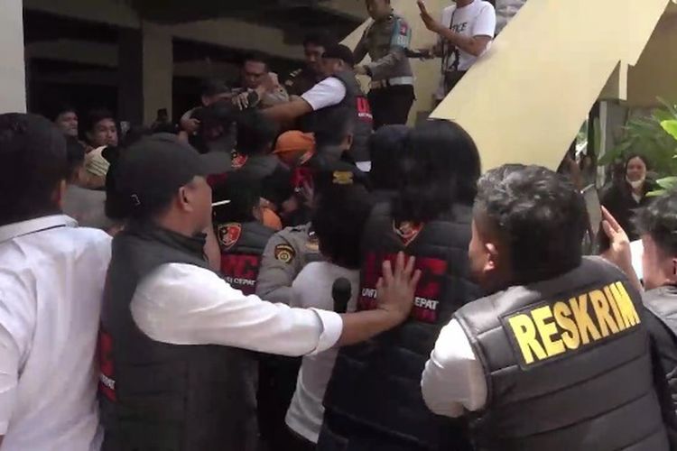 Rekonstruksi Pembunuhan di Toraja Utara Ricuh, Keluarga Korban Serang 3 Tersangka