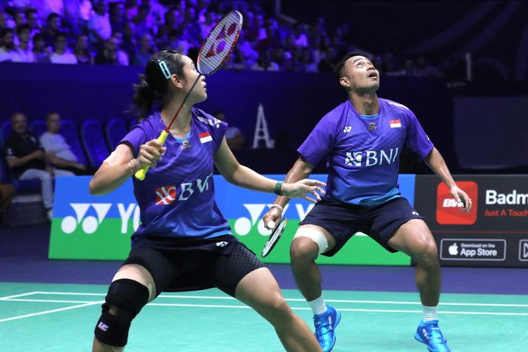 Ganda campuran Rehan Naufal Kusharjanto/Lisa Ayu Kusumawati saat melawan Robin Tabeling/Selena Piek (Belanda) pada semifinal French Open 2022 di Stade Pierre de Coubertin, Paria Perancis, Sabtu (29/10/2022) malam WIB. 