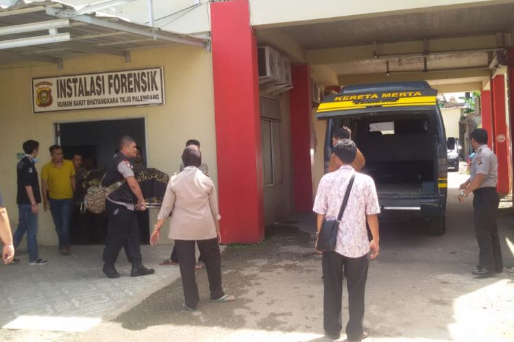  Jenazah Kompol Djoko Sumarjono (54) yang menjabat sebagai Kepala Bagian Perencanaan (Kabag Ren) Polres Prabumulih saat dibawa dari ruang kamar jenazah RS Bhayangkara Palembang