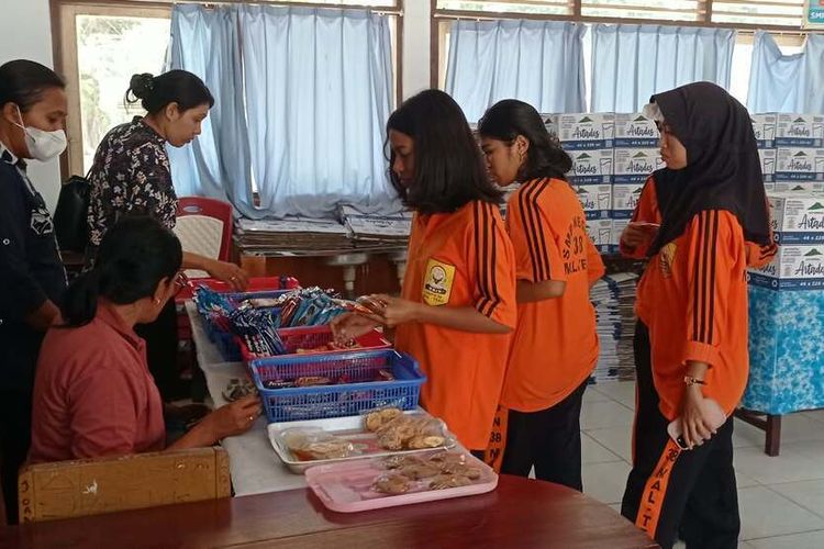 Jual Kukis hingga Jadi Kuli, Kisah 2 Siswa di Maluku Tengah Harus Sekolah dan Cari Nafkah