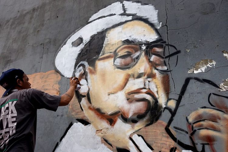 Seorang seniman membuat  mural yang menggambarkan imej Gus Dur, di kampung Bali Mester, Jatinegara.