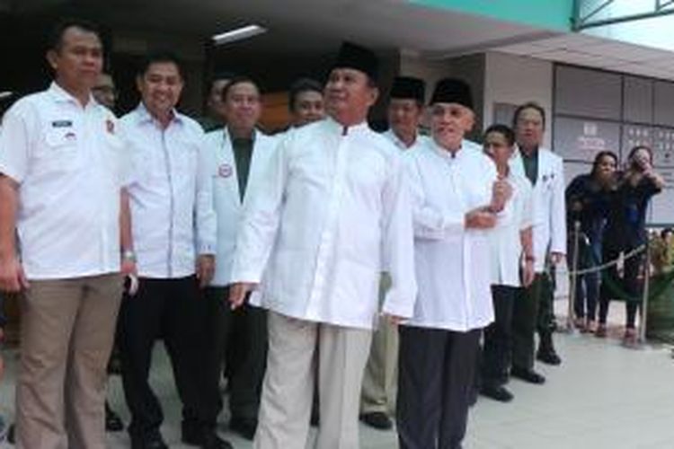 Pasangan bakal calon presiden dan wakil presiden, Prabowo Subianto-Hatta Rajasa di sela-sela tes kesehatan di RSPAD Gatot Subroto, Jumat (23/5/2014).