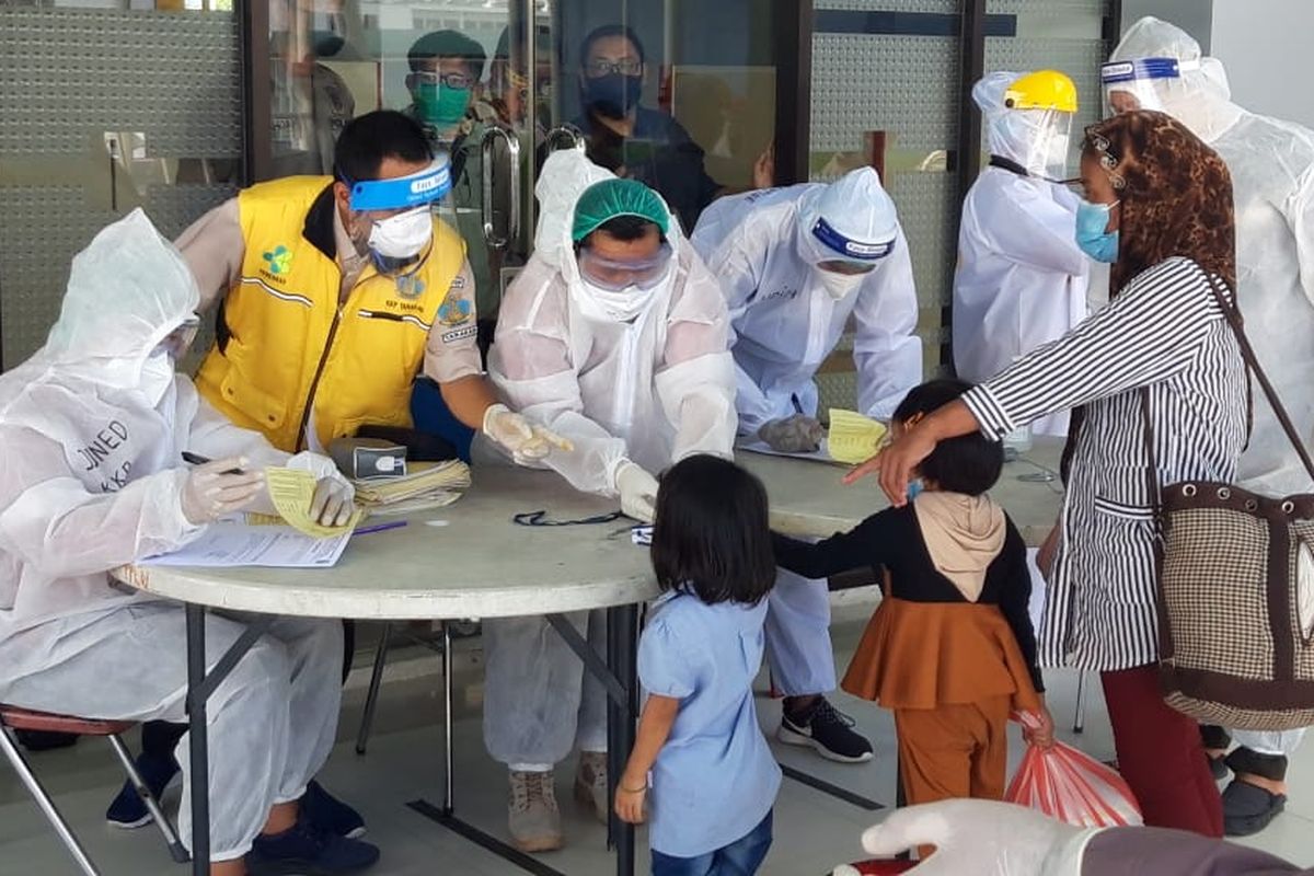 A file photo of health check on passengers in a Kalimantan seaport amid the Covid-19 pandemic.  