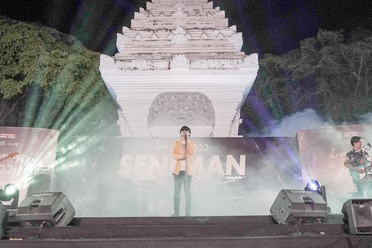 Grup band D'MASIV tetap tampil di acara Banyuwangi Festival walau tiga dari personelnya mengalami luka-luka akibat kecelakaan lalu lintas sebelum acara.