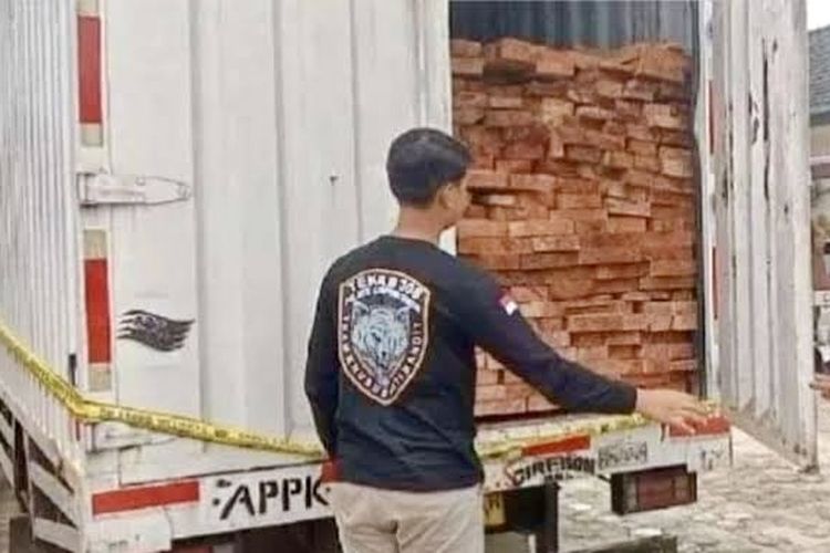 Kayu Bayur yang menjadi barang bukti kasus illegal logging di Mapolres Lampung Timur.