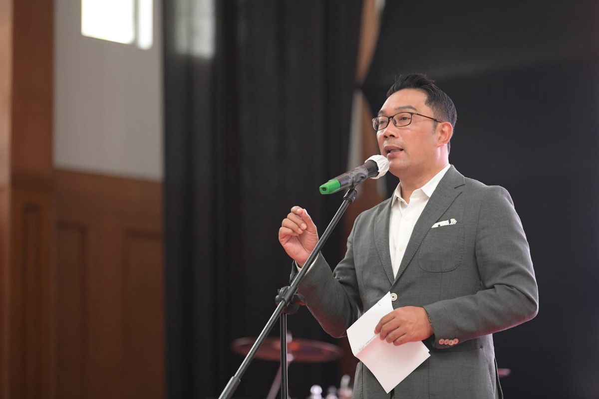 Gubernur Jawa Barat (Jabar) Ridwan Kamil saat membuka Curated Amazing Product (CAP) Jawa Barat 2022 dan Pasar Senin dan Jajanan di Gedung Amphiteater Universitas Pendidikan Indonesia, Kota Bandung, Selasa (4/10/2022).
