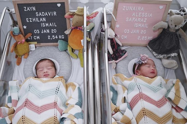 Dua bayi kembar yang dilahirkan oleh artis peran Syahnaz Sadiqah.