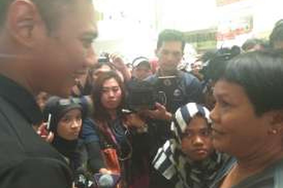 Calon gubernur DKI Jakarta Agus Harimurti berbincang bersama Yusnita, pedagang kaki lima di Tanah Abang yang khawatir akan penggusuran, Kamis (1/12/2016).