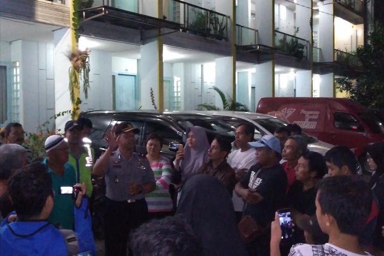 Warga menggeruduk sebuah hotel di Jalan Martadireja I Purwokerto, Jawa Tengah, Kamis (11/7/2019) malam.